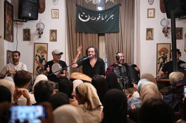 سعد العود رافع إيده في قعدة جرامافون